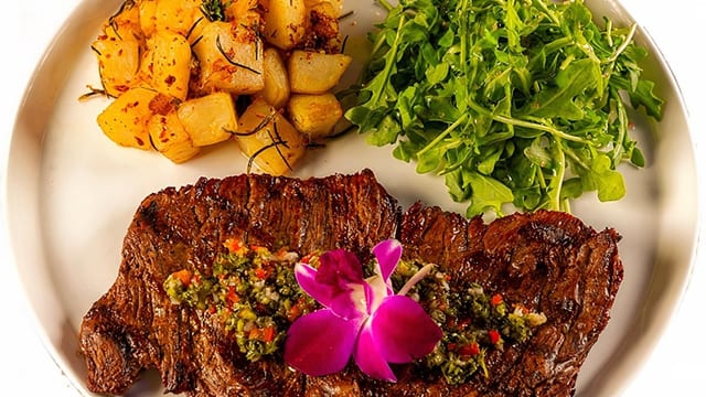 Churrasco Con Salsa Chimichurri / Skirt Steak with Chimichurri Sauce.