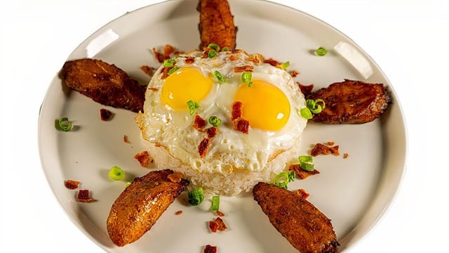 Huevos a La Cubana / Cuban Style Eggs.