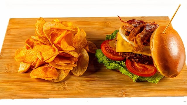 Hamburguesa Especial De Tocino / Special Bacon Cheeseburger.